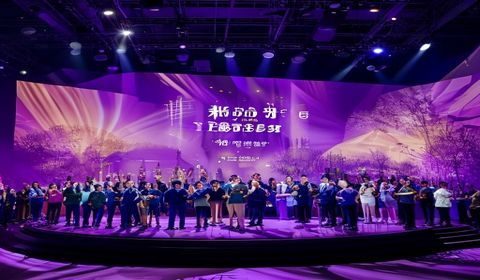 风华基地荣获2025年度最佳青年人才孵化基地奖项，颁奖典礼现场嘉宾合影，背景为紫色主题舞台